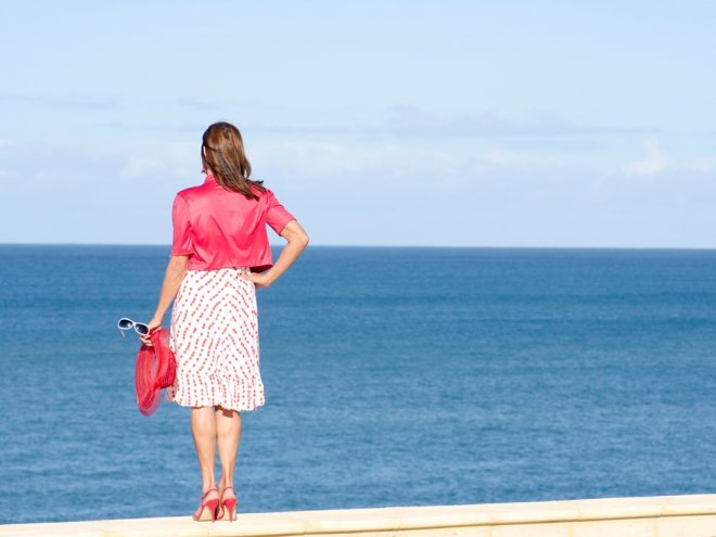женщина смотрит на море