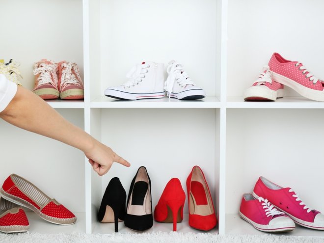 женщина выбирает туфли