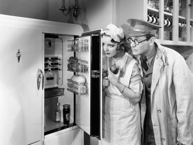 мужчина и женщина смотрят в холодильник