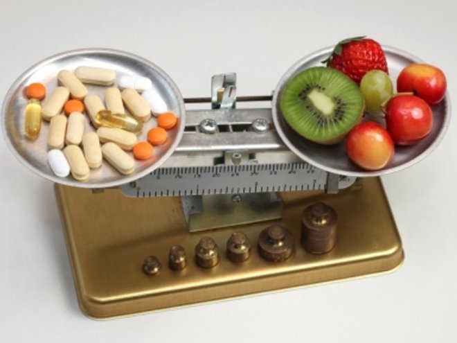 витамины и фрукты на весах