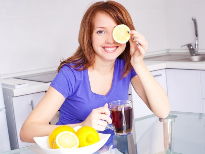 женщина пьет чай с лимоном